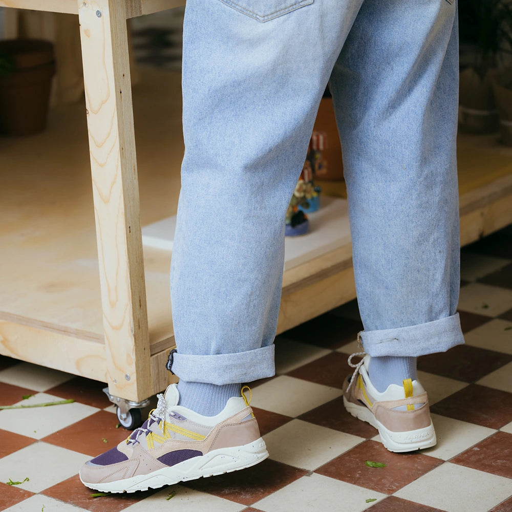 "Karhu Fusion 2.0 Sneaker Herren Flower Pack Warm Taupe Mango Mint Onfeet Model bei Stickabush Berlin.“