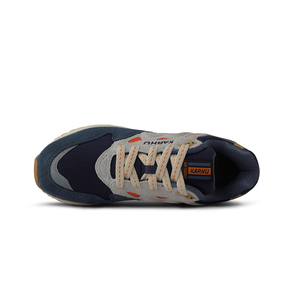 “Karhu Legacy 96 Sneaker in Indigo und Orange. Retro-Laufschuh aus Wildleder und Mesh, mit Air-Cushion-Dämpfung.“