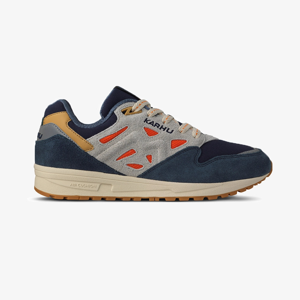 “Karhu Legacy 96 Sneaker in Indigo und Orange. Retro-Laufschuh aus Wildleder und Mesh, mit Air-Cushion-Dämpfung.“
