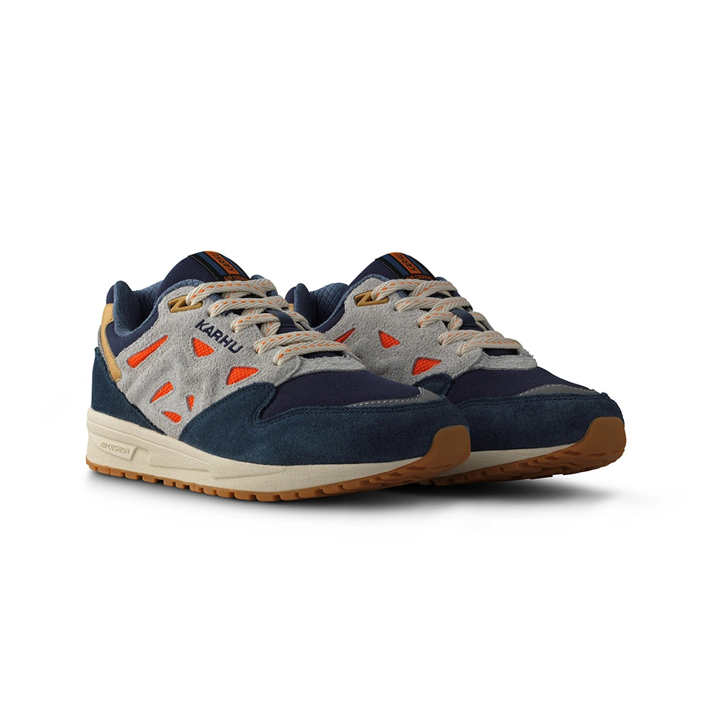 “Karhu Legacy 96 Sneaker in Indigo und Orange. Retro-Laufschuh aus Wildleder und Mesh, mit Air-Cushion-Dämpfung.“