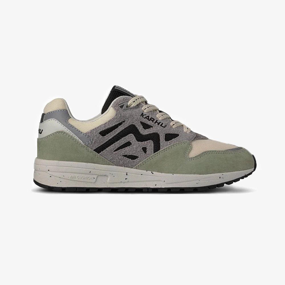 "Der Karhu Legacy 96 - Tea / Jet Black in Grün, Beige, Lila und Schwarz. Retro Sneaker aus Wildleder und Mesh, mit reflektierenden Details.“