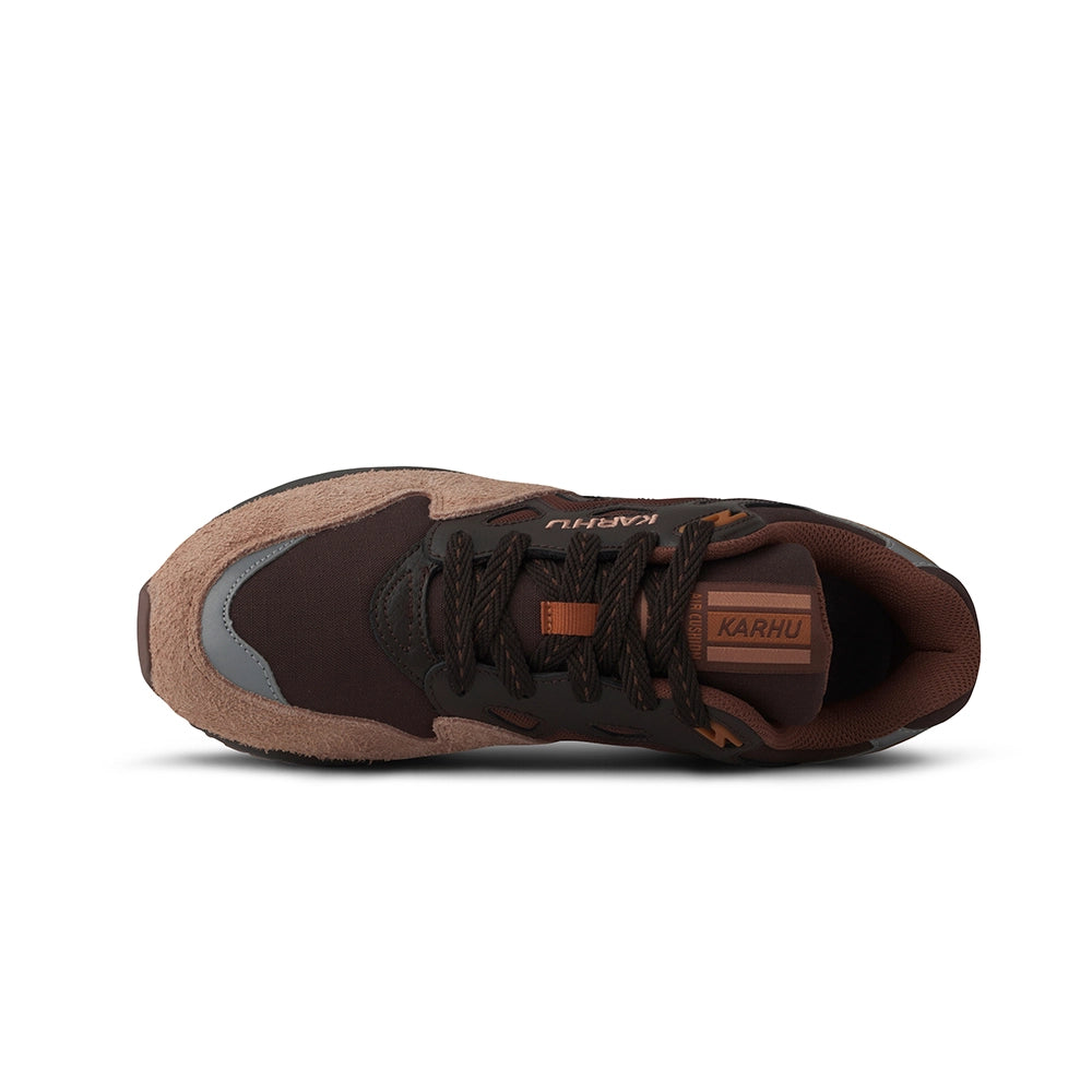 “Karhu Legacy 96 Sneaker in Korkbraun und Cappuccino. Retro-Laufschuh aus Wildleder und Mesh, mit Air-Cushion-Dämpfung.“