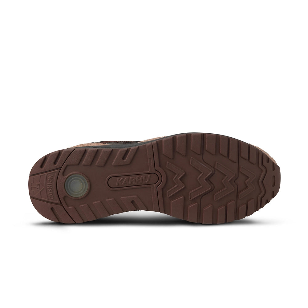 “Karhu Legacy 96 Sneaker in Korkbraun und Cappuccino. Retro-Laufschuh aus Wildleder und Mesh, mit Air-Cushion-Dämpfung.“