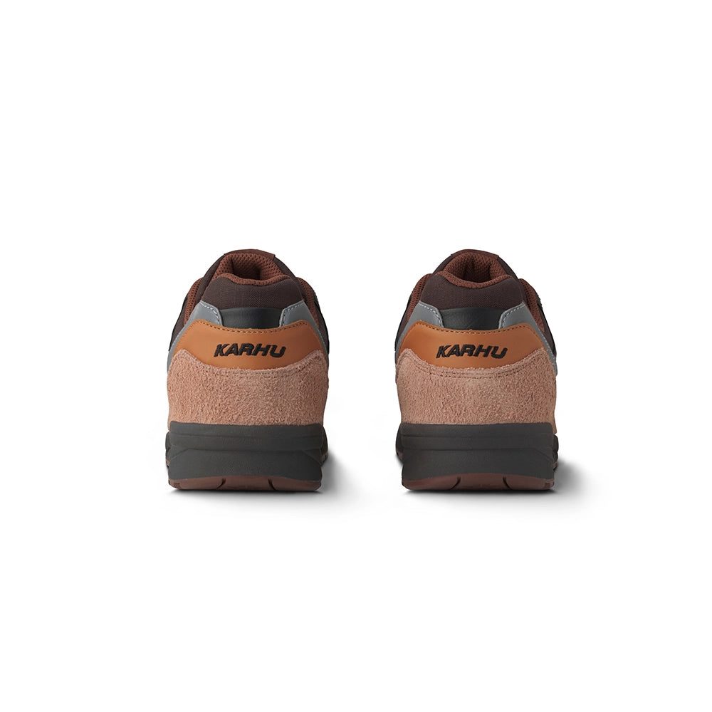 “Karhu Legacy 96 Sneaker in Korkbraun und Cappuccino. Retro-Laufschuh aus Wildleder und Mesh, mit Air-Cushion-Dämpfung.“