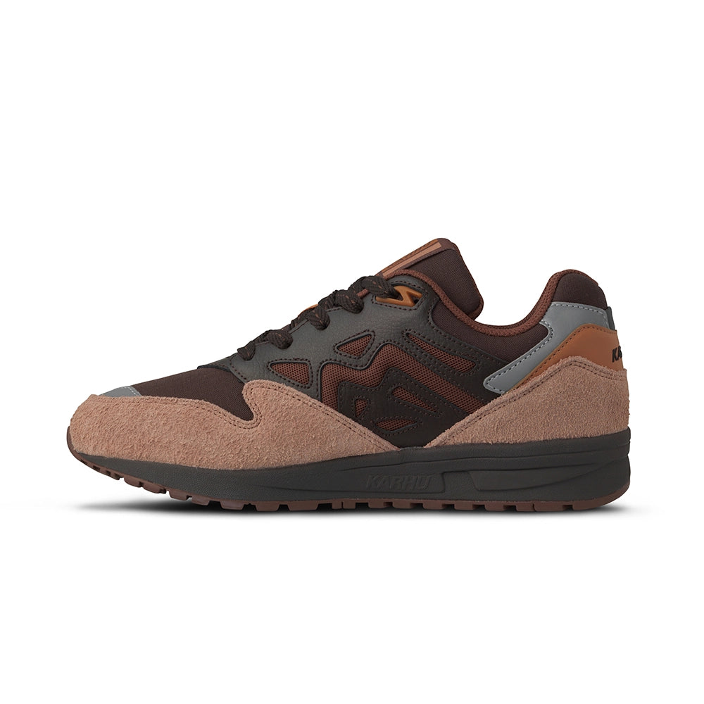 “Karhu Legacy 96 Sneaker in Korkbraun und Cappuccino. Retro-Laufschuh aus Wildleder und Mesh, mit Air-Cushion-Dämpfung.“