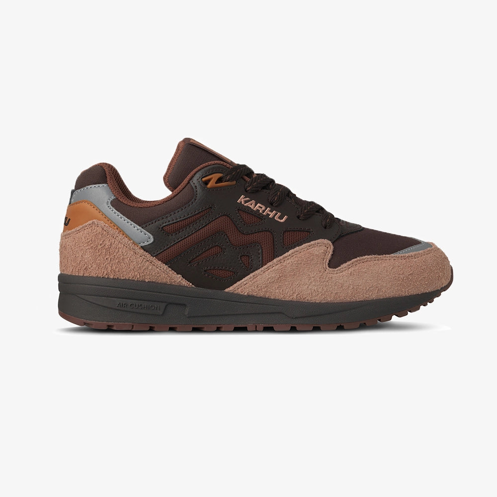 “Karhu Legacy 96 Sneaker in Korkbraun und Cappuccino. Retro-Laufschuh aus Wildleder und Mesh, mit Air-Cushion-Dämpfung.“
