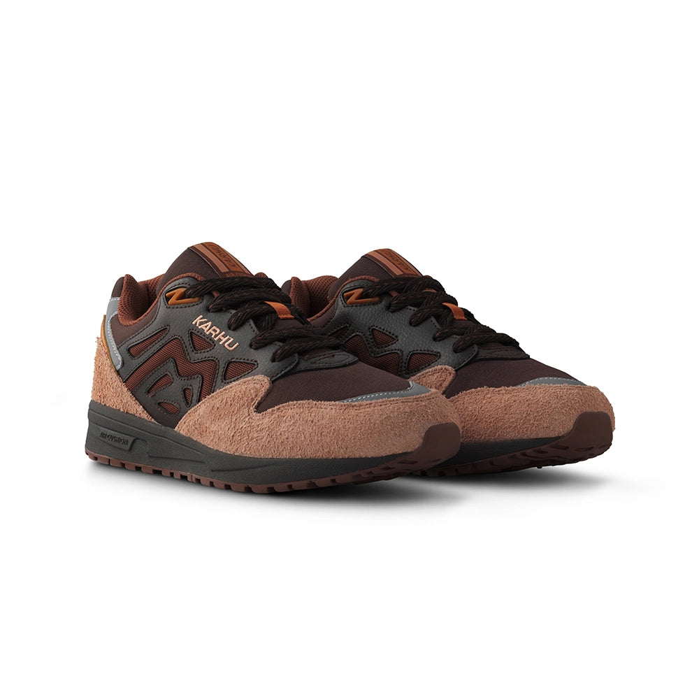 “Karhu Legacy 96 Sneaker in Korkbraun und Cappuccino. Retro-Laufschuh aus Wildleder und Mesh, mit Air-Cushion-Dämpfung.“