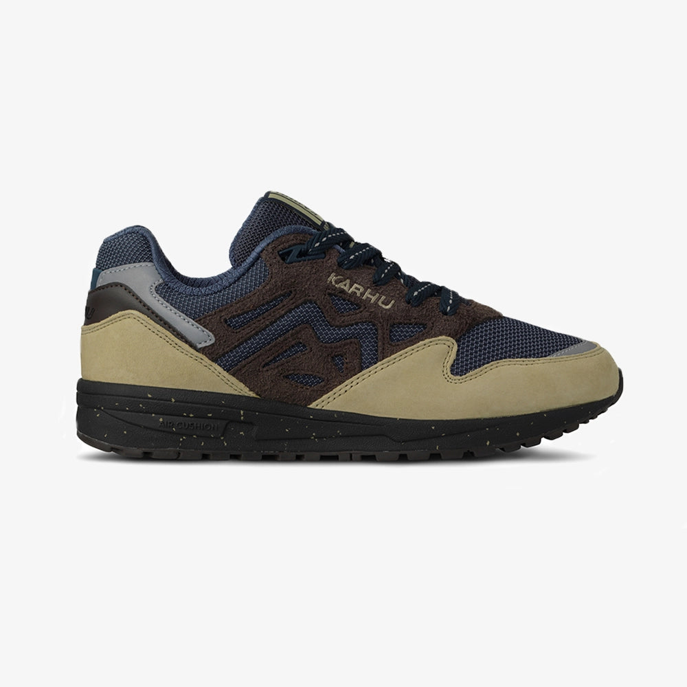 "Karhu Legacy 96 "Pub Quiz" in Pale Olive Green/Chocolate Torte, aus Wildleder und Mesh, mit Retro-Design und M-Logo an der Seite."