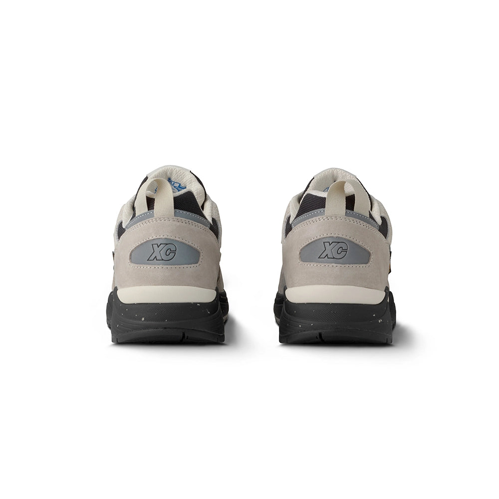 “Karhu Fusion XC WP Sneaker in Grau/Schwarz. Wasserdichter Trail-Schuh aus CORDURA® und Wildleder, mit robuster Sohle.“