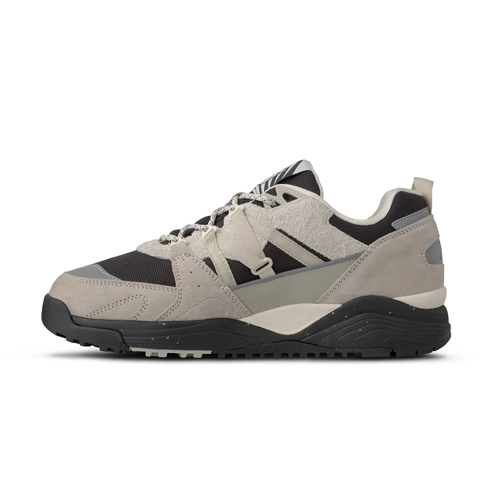 “Karhu Fusion XC WP Sneaker in Grau/Schwarz. Wasserdichter Trail-Schuh aus CORDURA® und Wildleder, mit robuster Sohle.“