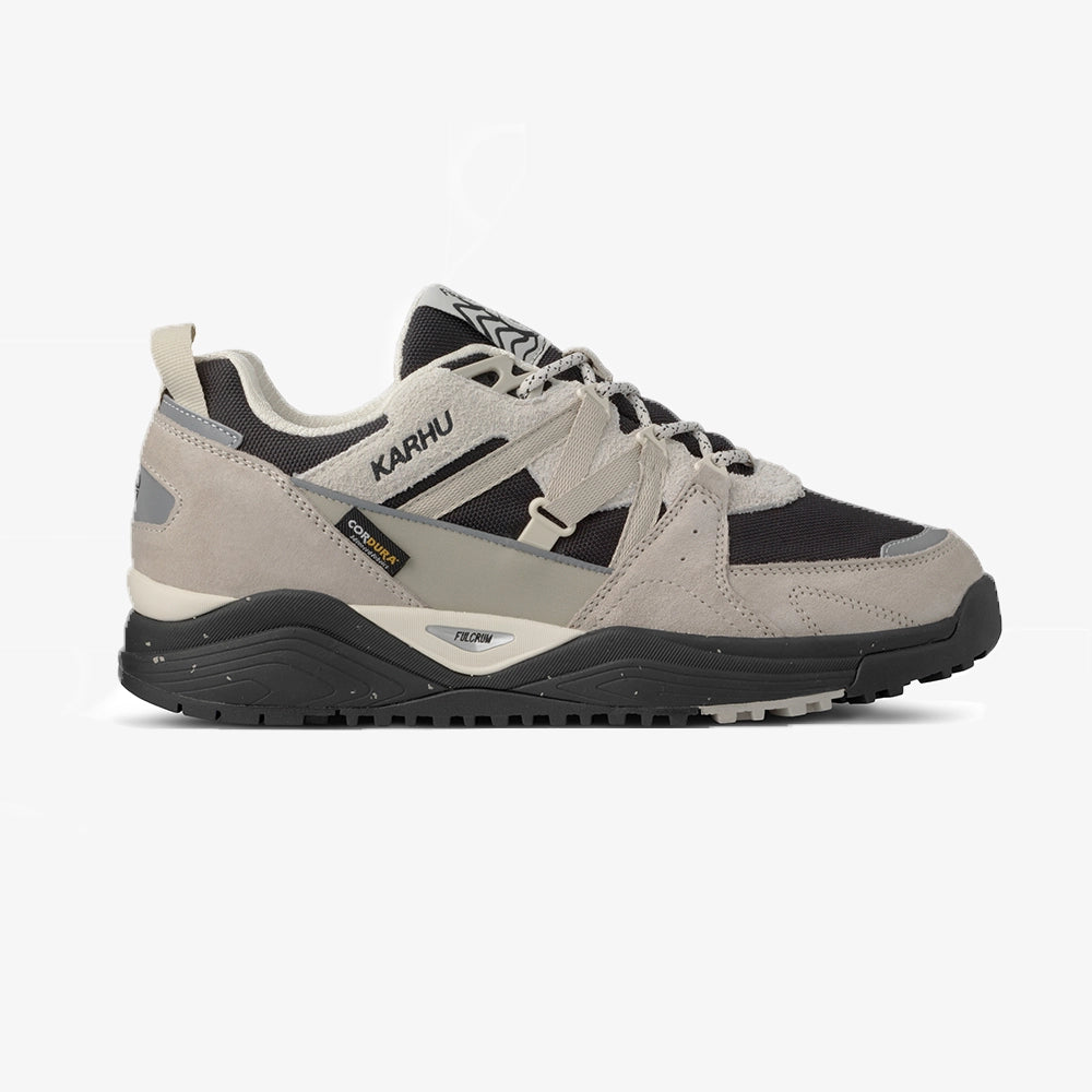 “Karhu Fusion XC WP Sneaker in Grau/Schwarz. Wasserdichter Trail-Schuh aus CORDURA® und Wildleder, mit robuster Sohle.“