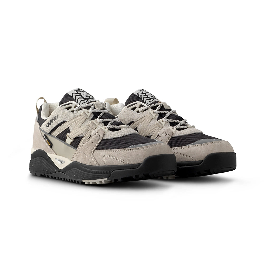“Karhu Fusion XC WP Sneaker in Grau/Schwarz. Wasserdichter Trail-Schuh aus CORDURA® und Wildleder, mit robuster Sohle.“