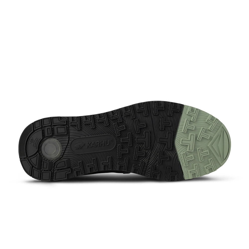 “Karhu Fusion XC Sneaker in Olive/Braun und Schwarz. Robuster Trail-Schuh aus Wildleder und Mesh, mit technischer Sohle.“