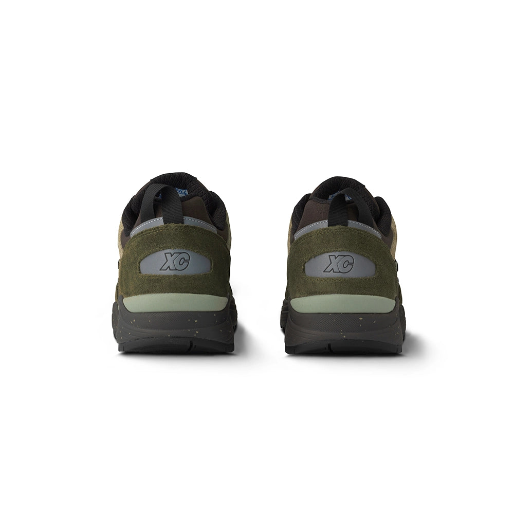 “Karhu Fusion XC Sneaker in Olive/Braun und Schwarz. Robuster Trail-Schuh aus Wildleder und Mesh, mit technischer Sohle.“