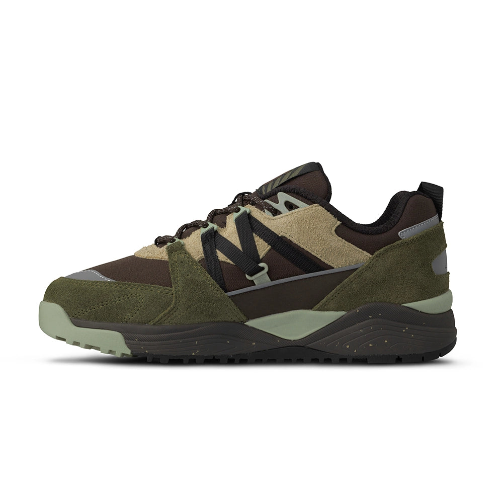 “Karhu Fusion XC Sneaker in Olive/Braun und Schwarz. Robuster Trail-Schuh aus Wildleder und Mesh, mit technischer Sohle.“