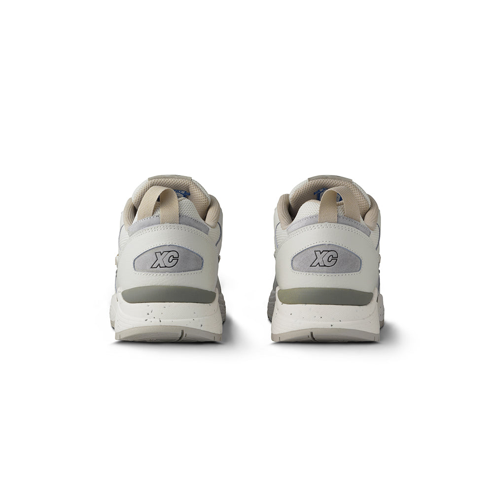 "Karhu Fusion XC Sneaker Herren Weiß Grau Blanc De Blanc Silver Lining Paaransicht von hinten bei Stickabush Berlin.“