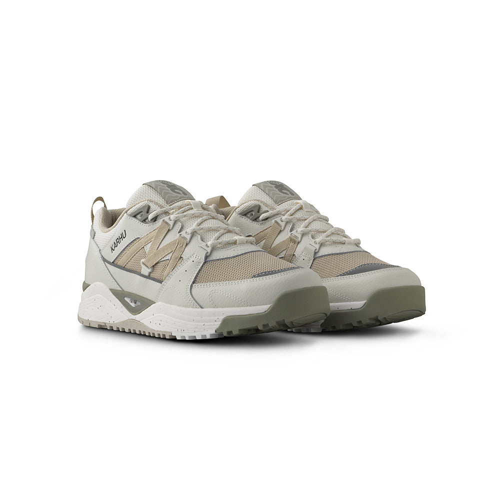 "Karhu Fusion XC Sneaker Herren Weiß Grau Blanc De Blanc Silver Lining Paaransicht bei Stickabush Berlin.“
