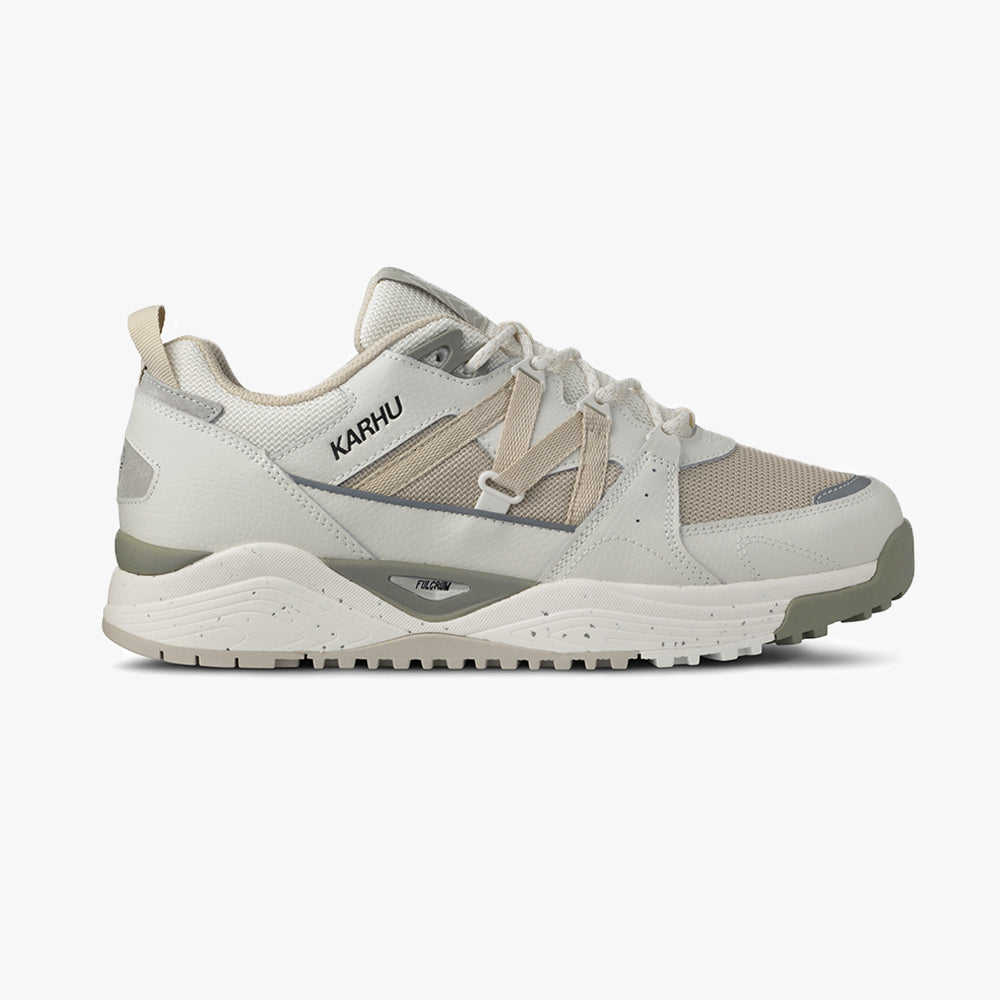 "Karhu Fusion XC Sneaker Herren Weiß Grau Blanc De Blanc Silver Lining Seitenansicht.bei Stickabush Berlin.“