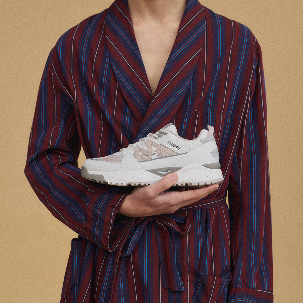 "Karhu Fusion XC Sneaker Herren Weiß Grau Blanc De Blanc Silver Lining Model Shoot bei Stickabush Berlin.“