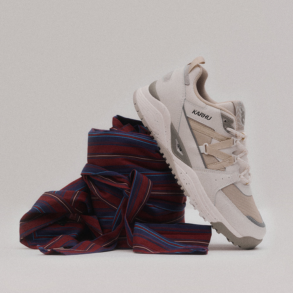 "Karhu Fusion XC Sneaker Herren Weiß Grau Blanc De Blanc Silver Lining Still Life Shoot bei Stickabush Berlin.“
