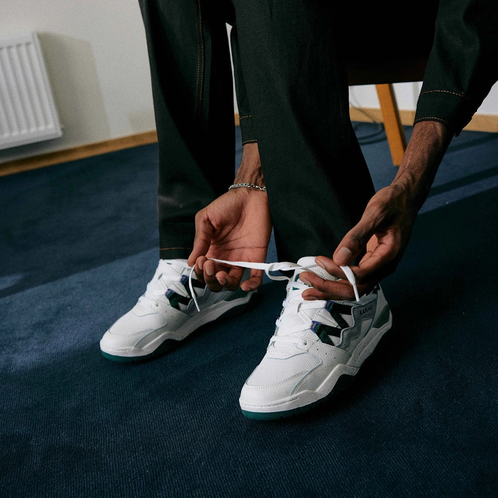“Karhu Fusion XT in Bright White / Rain Forest, F850008, aus Mesh und Wildleder, mit stabiler Sohlendämpfung und sportlichem Retro-Design.“