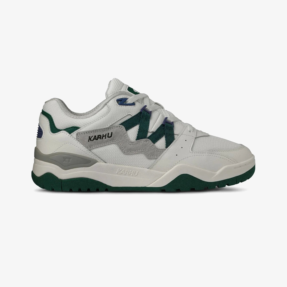 “Karhu Fusion XT in Bright White / Rain Forest, F850008, aus Mesh und Wildleder, mit stabiler Sohlendämpfung und sportlichem Retro-Design.“

