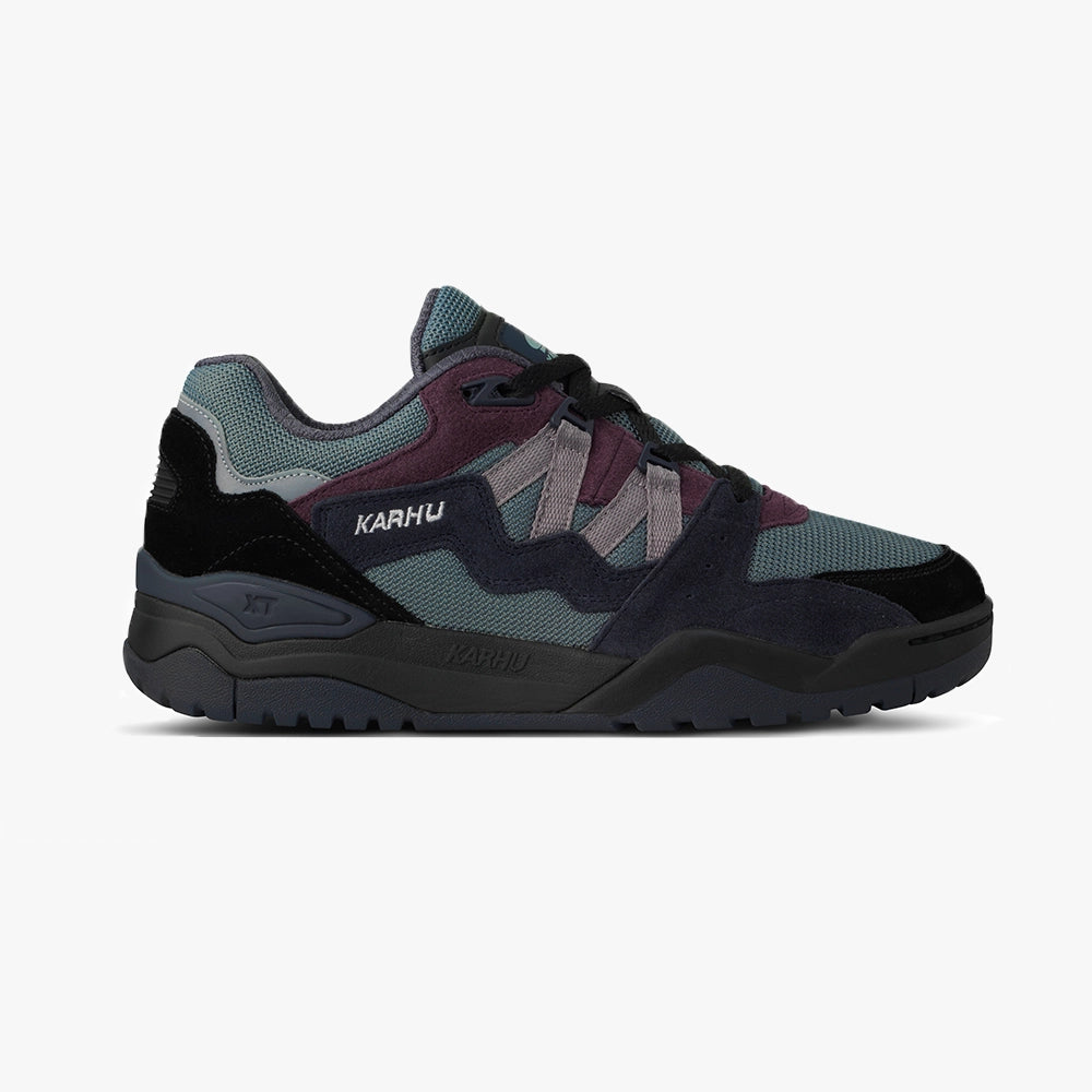 “Karhu Fusion XT Sneaker in Schwarz und Grau. Trail-inspirierter Schuh aus Wildleder und Mesh, mit robuster Sohle.“
