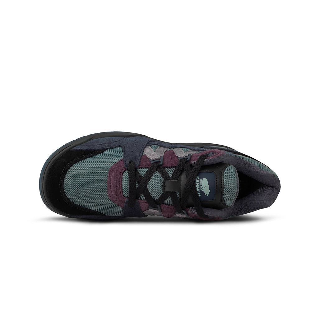 “Karhu Fusion XT Sneaker in Schwarz und Grau. Trail-inspirierter Schuh aus Wildleder und Mesh, mit robuster Sohle bei Stickabush Berlin."