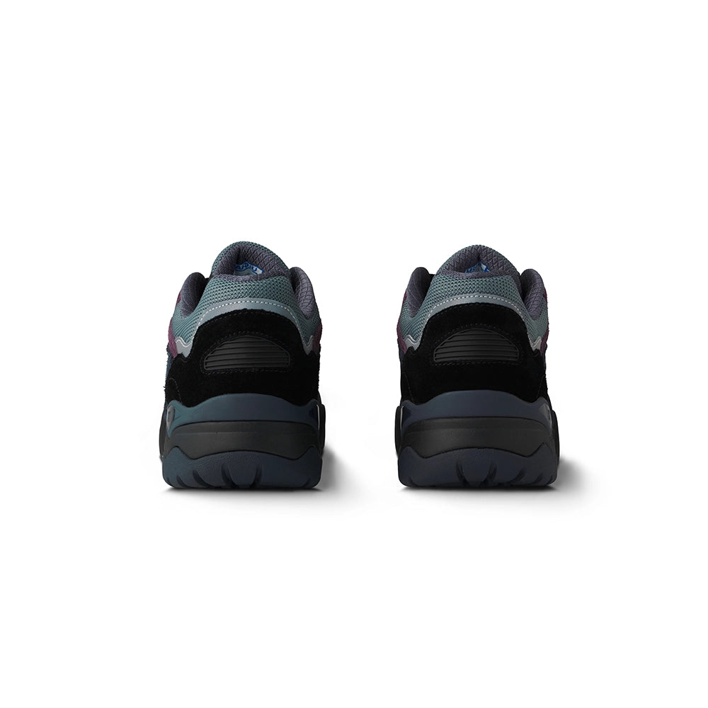 “Karhu Fusion XT Sneaker in Schwarz und Grau. Trail-inspirierter Schuh aus Wildleder und Mesh, mit robuster Sohle bei Stickabush Berlin."
