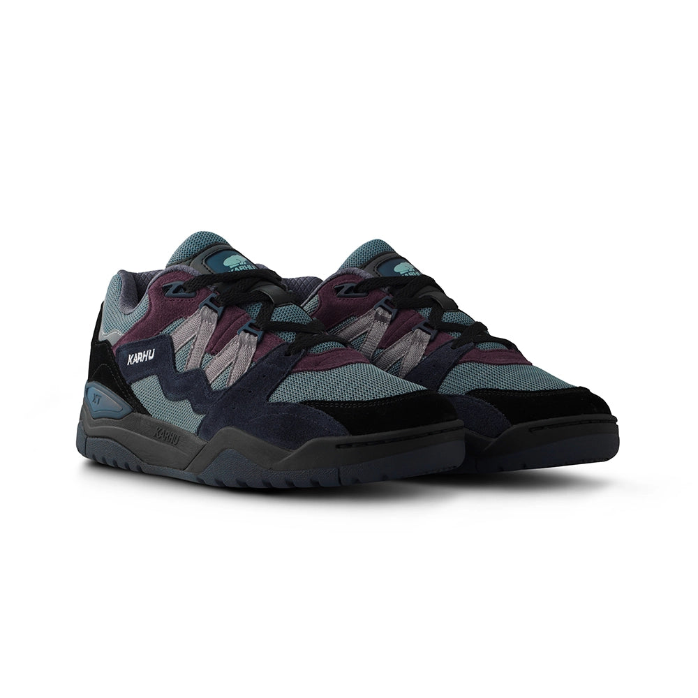 “Karhu Fusion XT Sneaker in Schwarz und Grau. Trail-inspirierter Schuh aus Wildleder und Mesh, mit robuster Sohle bei Stickabush Berlin."