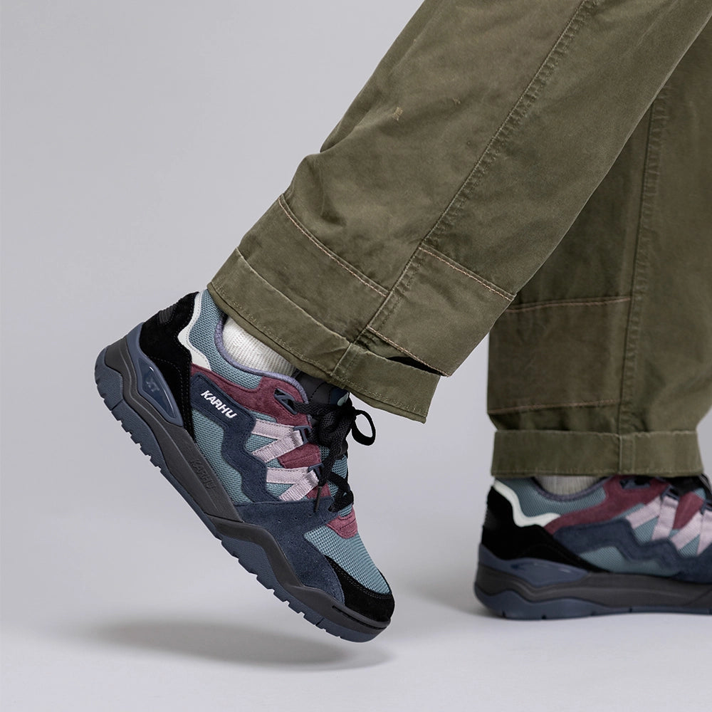 “Karhu Fusion XT Sneaker in Schwarz und Grau. Trail-inspirierter Schuh aus Wildleder und Mesh, mit robuster Sohle bei Stickabush Berlin."