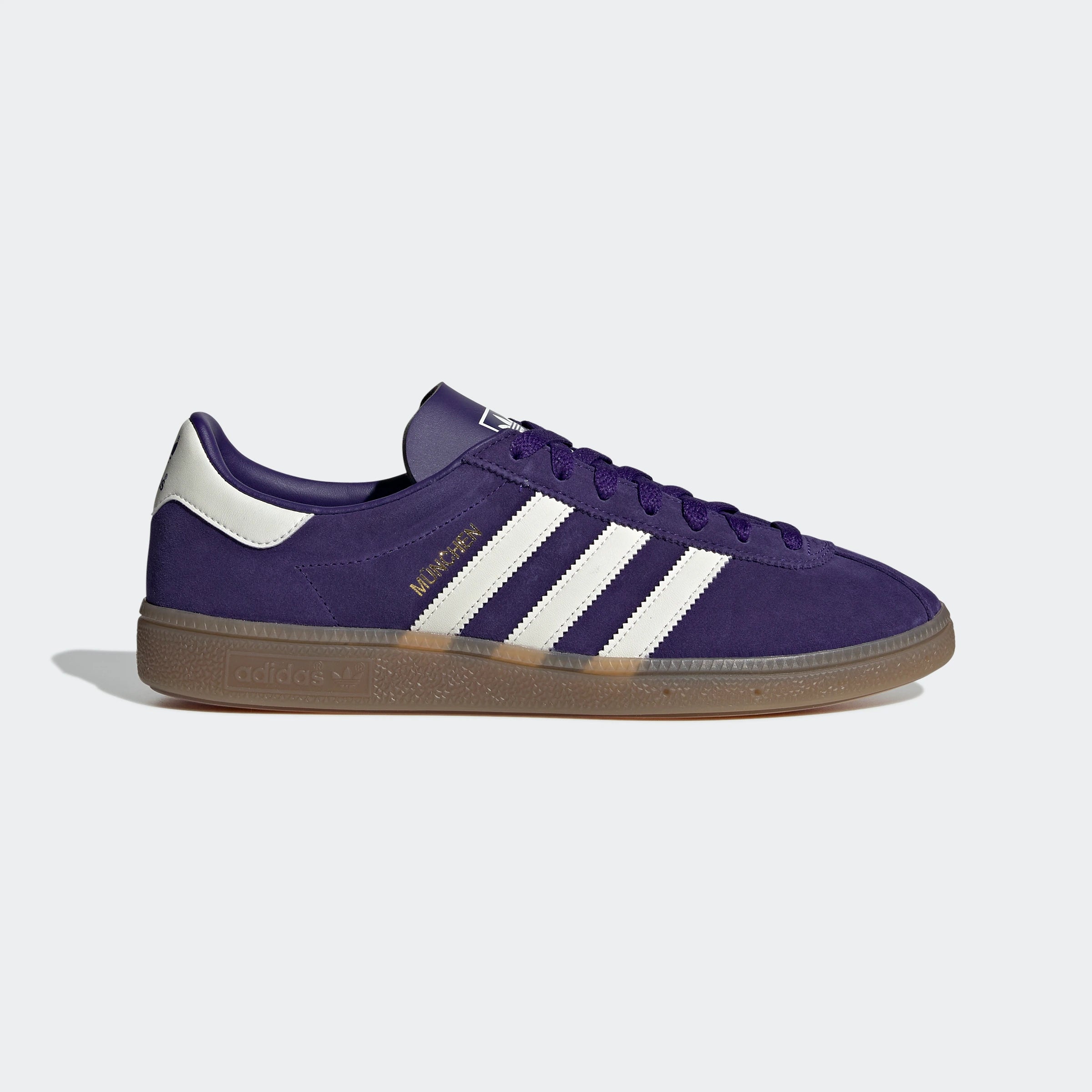 "Adidas München, Pantone/Off White, Wildleder, klassischer Sneaker in hellem Blauton mit weißen Streifen und goldener Schrift."