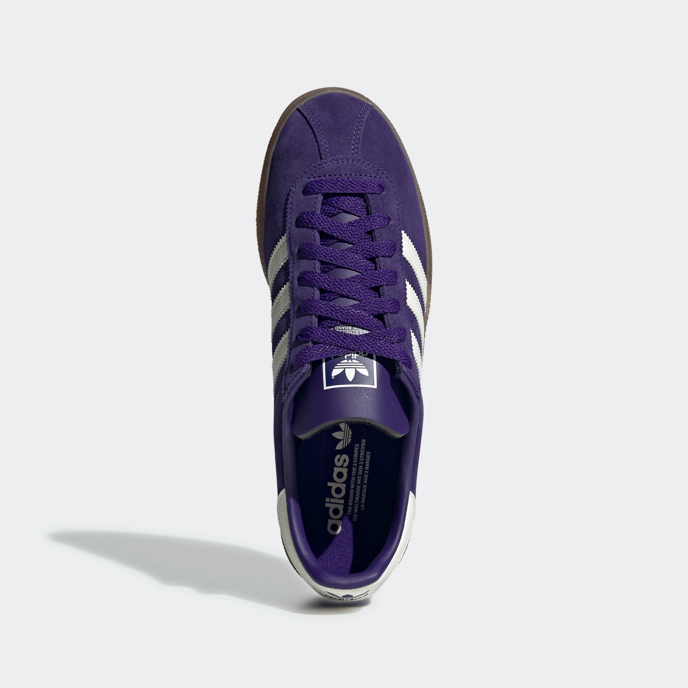 "Adidas München, Pantone/Off White, Wildleder, klassischer Sneaker in hellem Blauton mit weißen Streifen und goldener Schrift."