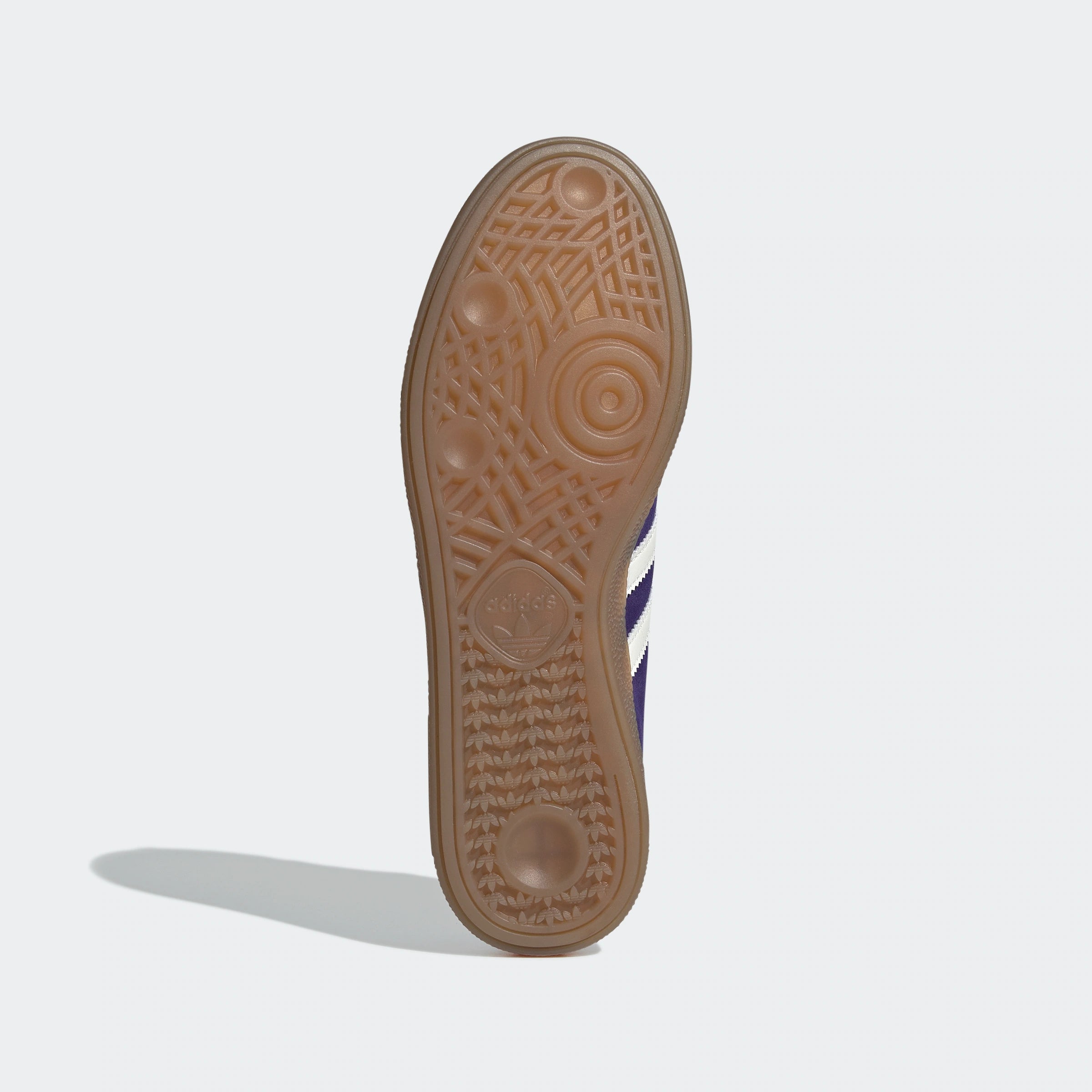"Adidas München, Pantone/Off White, Wildleder, klassischer Sneaker in hellem Blauton mit weißen Streifen und goldener Schrift."