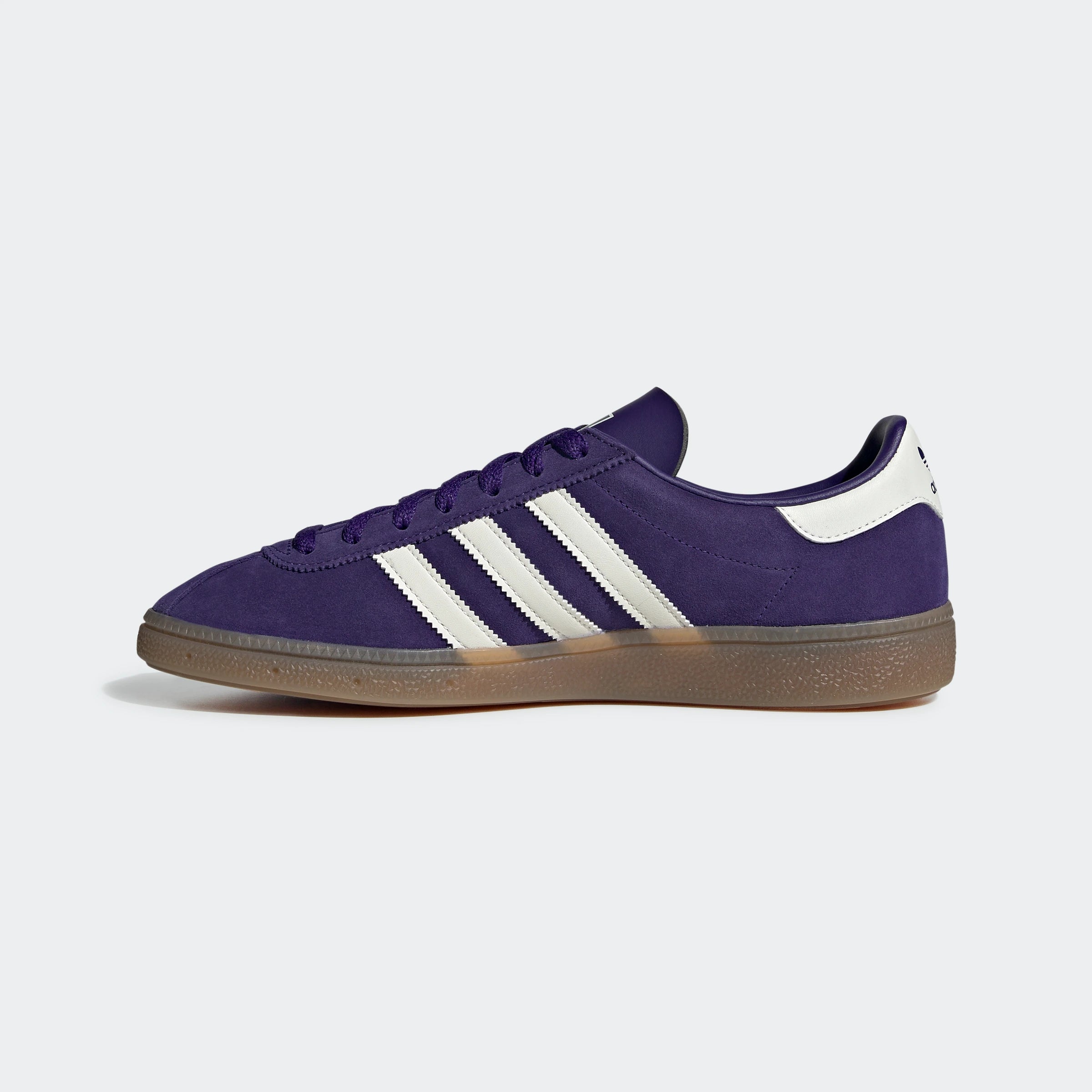 "Adidas München, Pantone/Off White, Wildleder, klassischer Sneaker in hellem Blauton mit weißen Streifen und goldener Schrift."