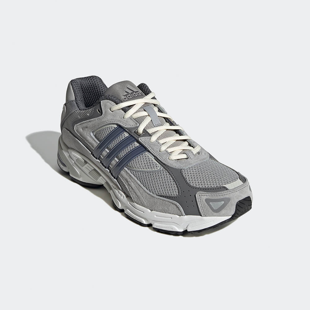 “Adidas Response CL in Grau. Laufschuh im 2000er-Stil, mit Mesh-Obermaterial, Wildleder-Overlays und beiger Gummisohle.“