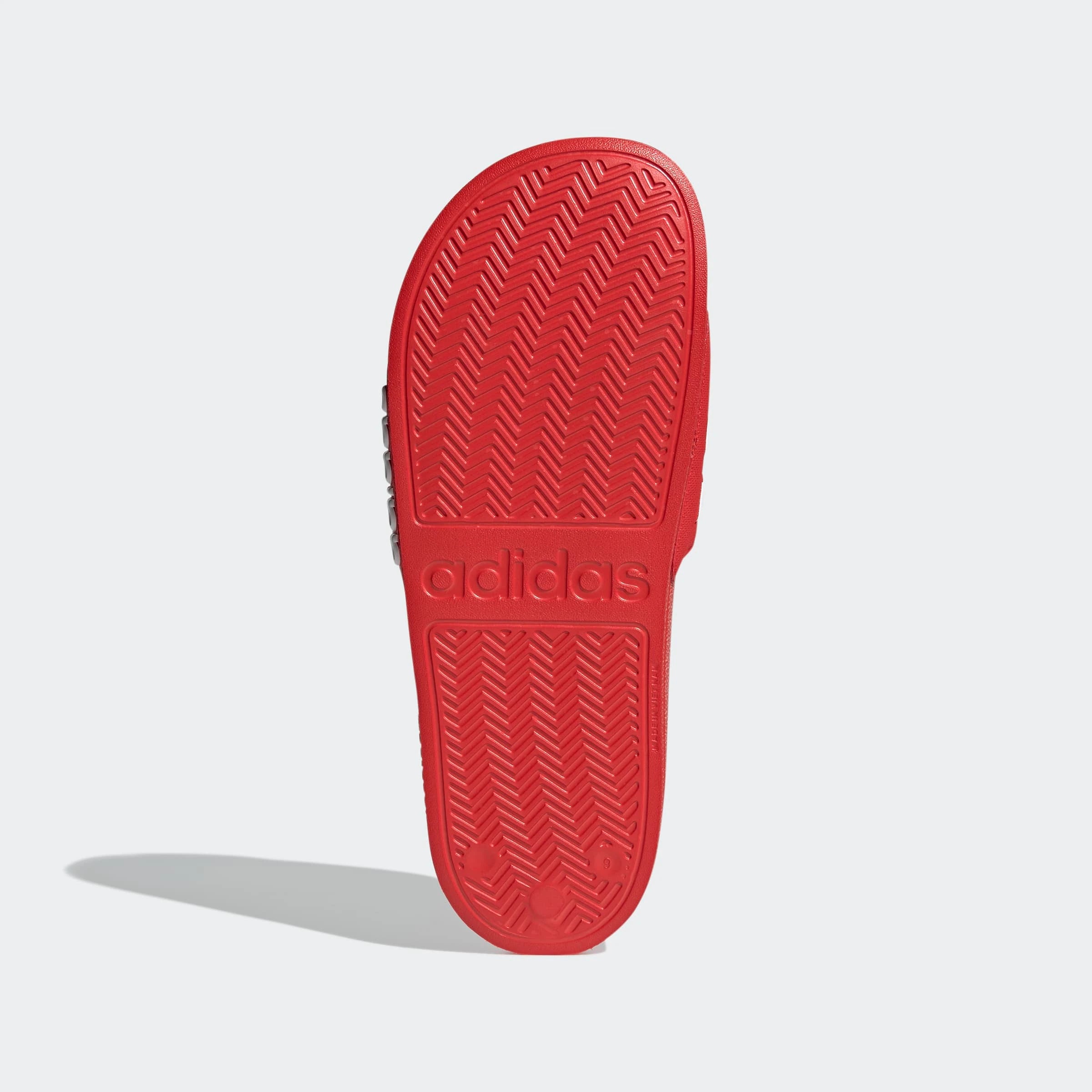 Rot-weiße adidas Adilette Shower Badeschlappen mit 3-Streifen Seitenansicht bei STICKABUSH Berlin.