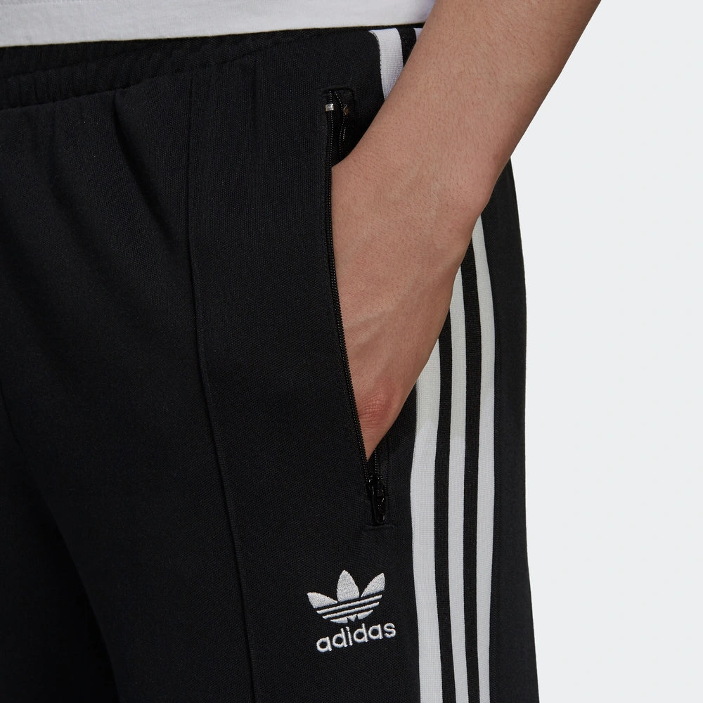 "Adidas Classics Beckenbauer Track Pants, Black, glattes Trikotmaterial (vermutlich Polyester), klassische Trainingshose mit drei weißen Streifen und Reißverschlusstaschen."
