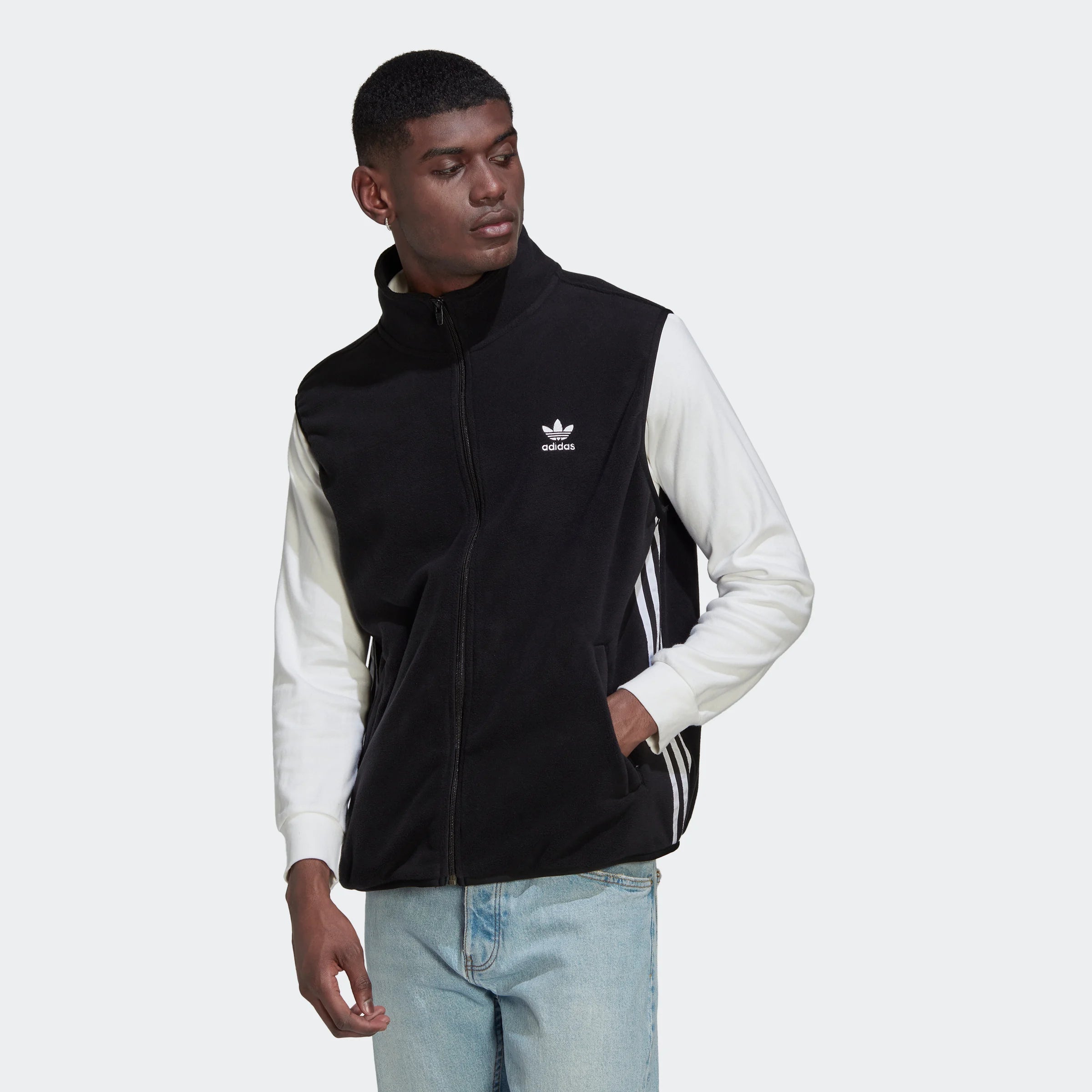 "Schwarze Adidas Fleeceweste mit weißen 3-Streifen an den Seiten. Ärmellos, durchgehender Reißverschluss, Stehkragen. Weiches Fleece-Material."