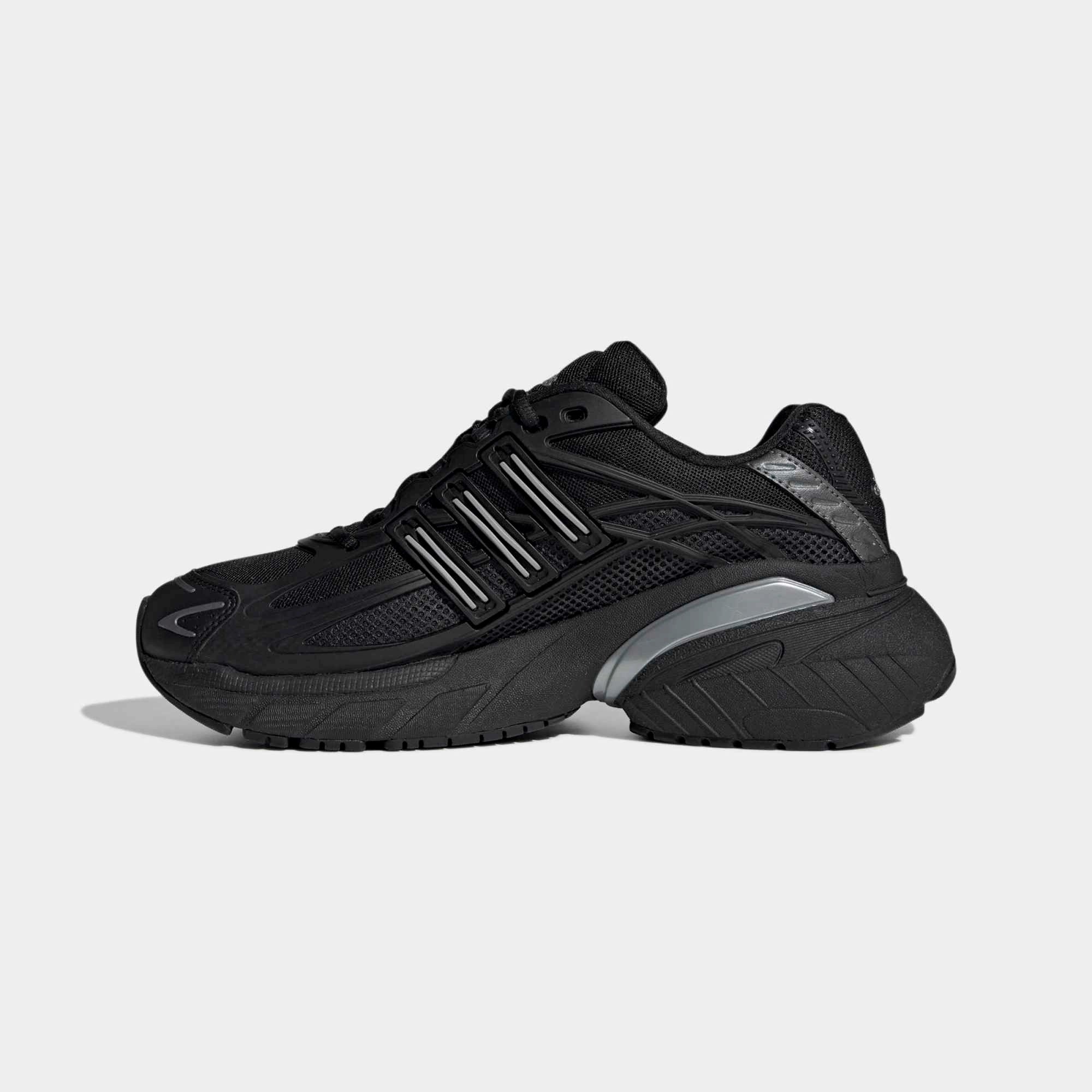 Adidas Adistar XLG 2.0 Sneaker in Core Black/Silver Metallic – Seitenansicht des Performance-Laufschuhs mit markanter XLG-Sohle und atmungsaktivem Mesh bei Stickabush Berlin.
