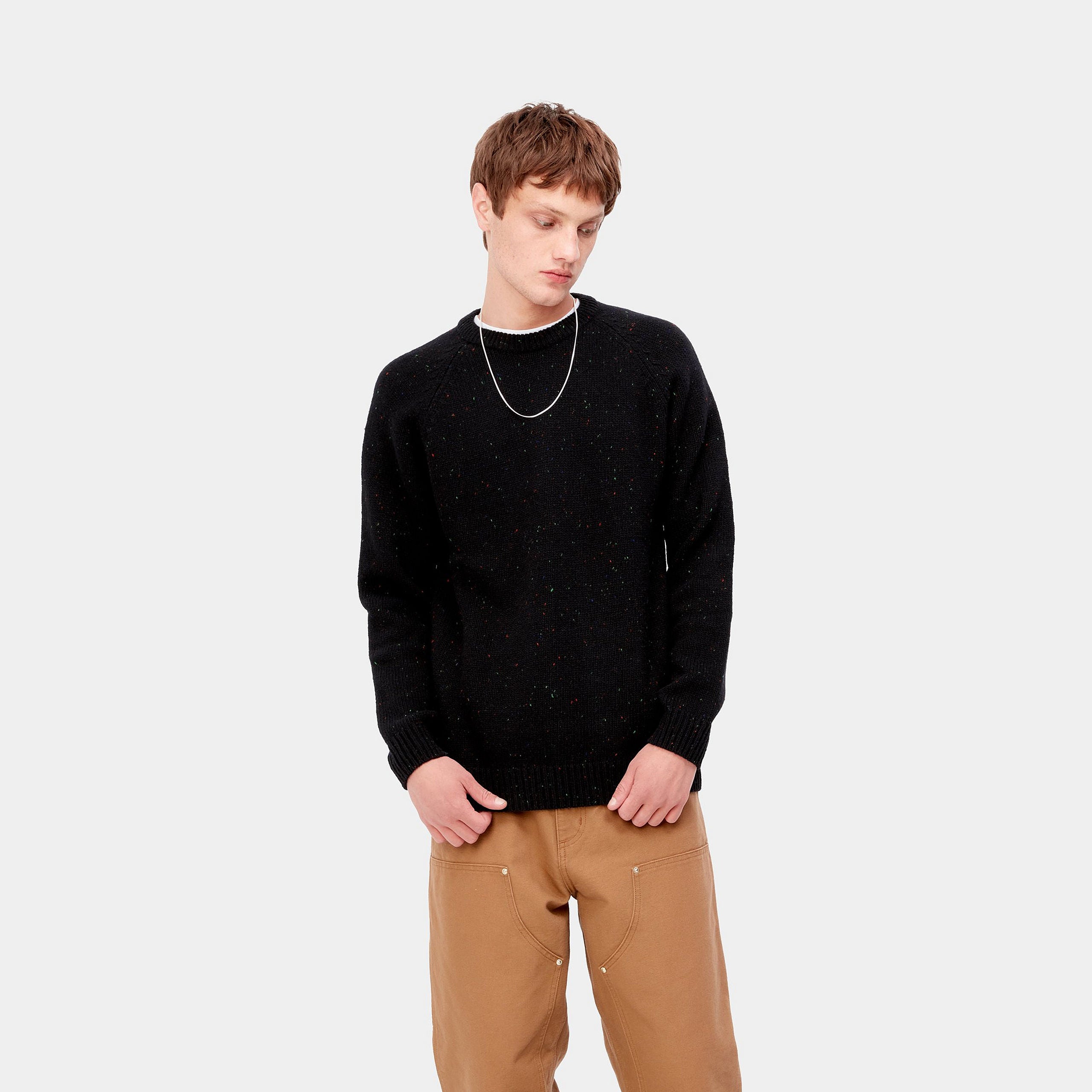 „Meliert gestrickter Carhartt WIP Anglistic Sweater für Herren aus schwerem Wollmix mit Square Label am Saum bei Stickabush Berlin.“