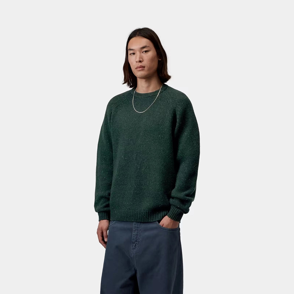 Dunkelgrün gesprenkelter Carhartt WIP Anglistic Sweater in Speckled Dark Scarab aus Wollgemisch mit Raglanärmeln – Frontansicht am Model im STICKABUSH Online-Shop