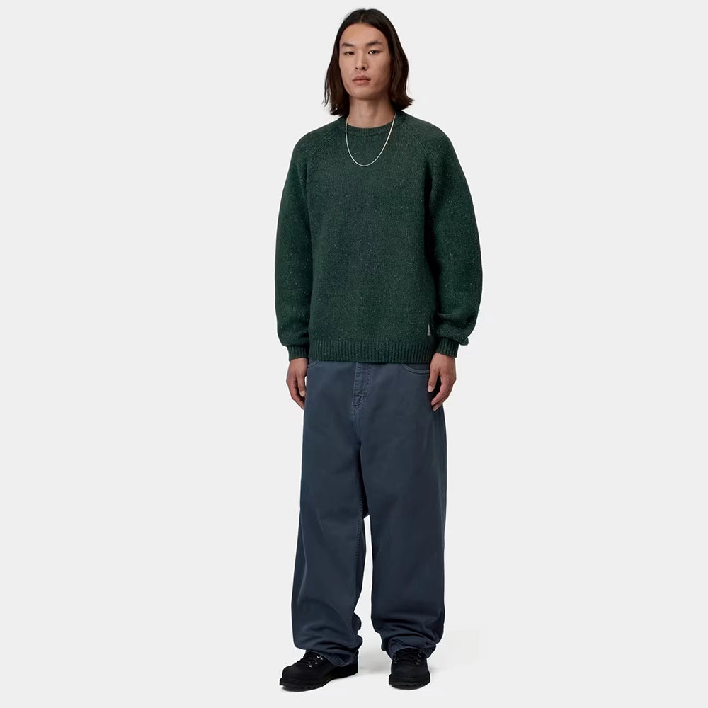 Dunkelgrün gesprenkelter Carhartt WIP Anglistic Sweater in Speckled Dark Scarab aus Wollgemisch mit Raglanärmeln – Vorderansicht Outfit am Model im STICKABUSH Online-Shop