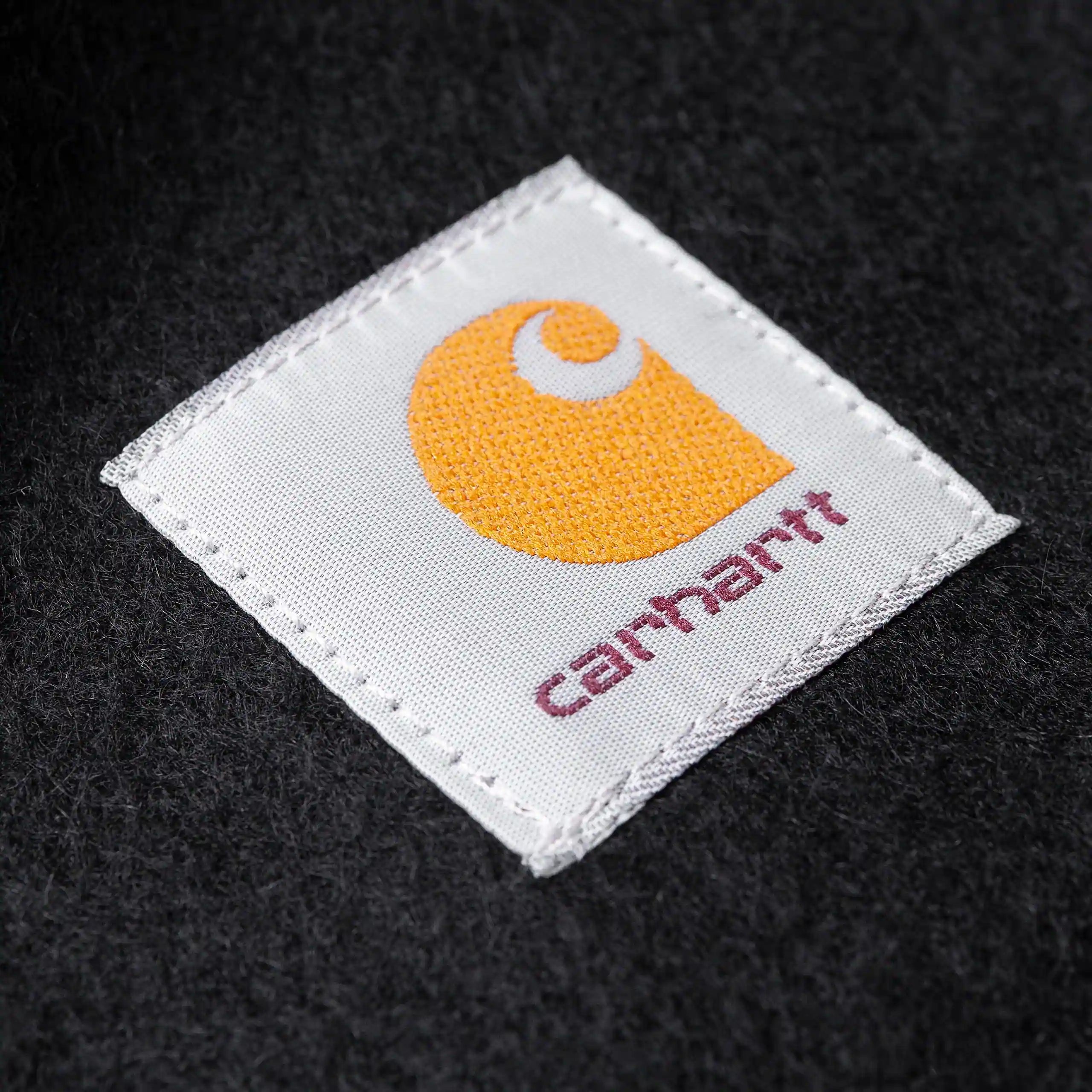 Carhartt WIP Clan Scarf – Black. Schwarzer Schal aus weichem Lammwoll-Mix, mit Zopfmuster, gerippten Enden und kleinem Carhartt WIP Square Label.