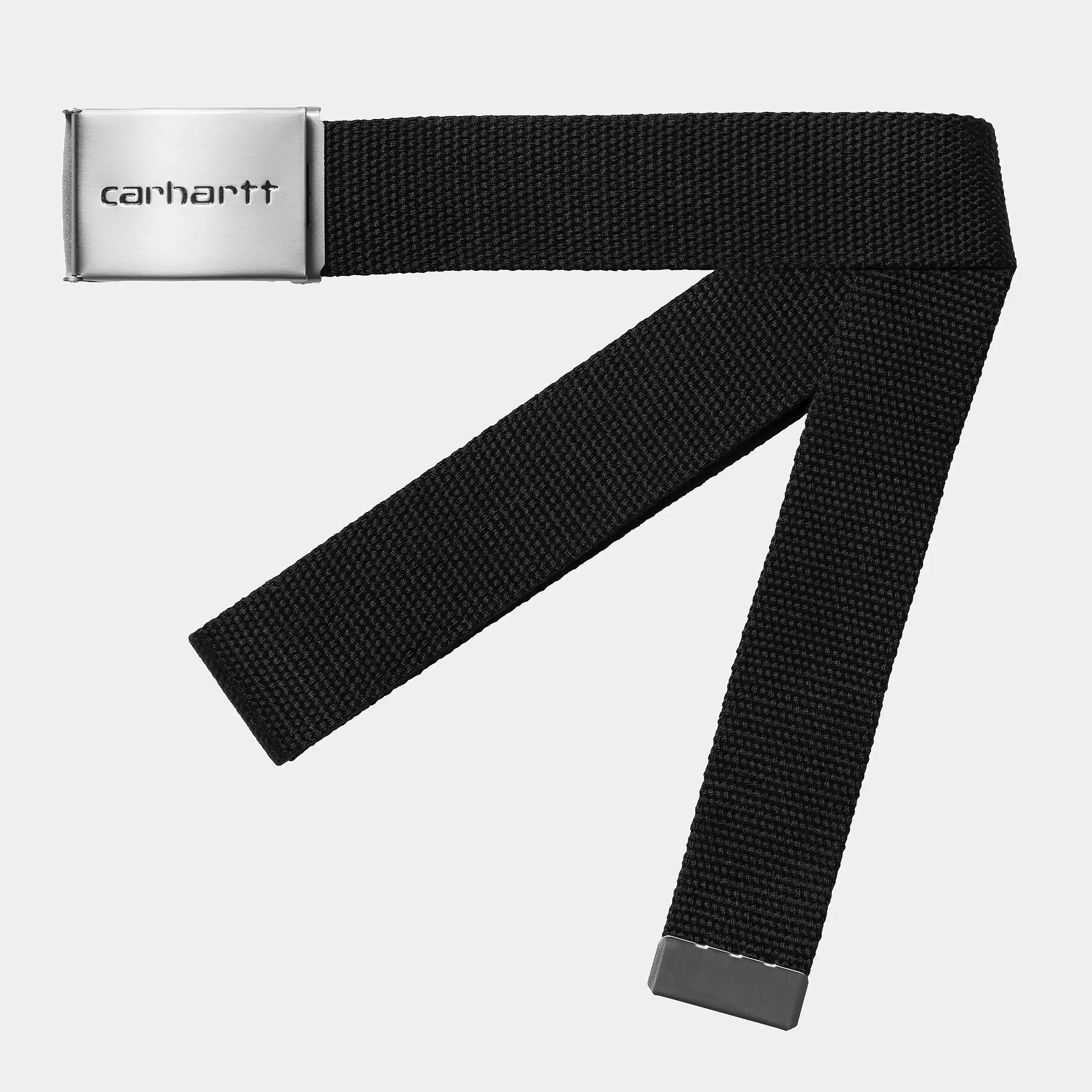 "Carhartt WIP Clip Belt Chrome – Black. Schwarzer Gürtel aus strapazierfähigem Polyester-Gurtband, mit silberner Clip-Schnalle und eingeprägtem Carhartt WIP Schriftzug."
