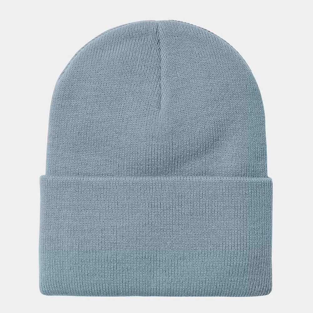 “Carhartt WIP Acrylic Watch Hat in Frosted Blue. Hellblaue Strickmütze aus Acryl mit umgeschlagenem Saum und Carhartt WIP Square Label bei Stickabush Berlin.“
