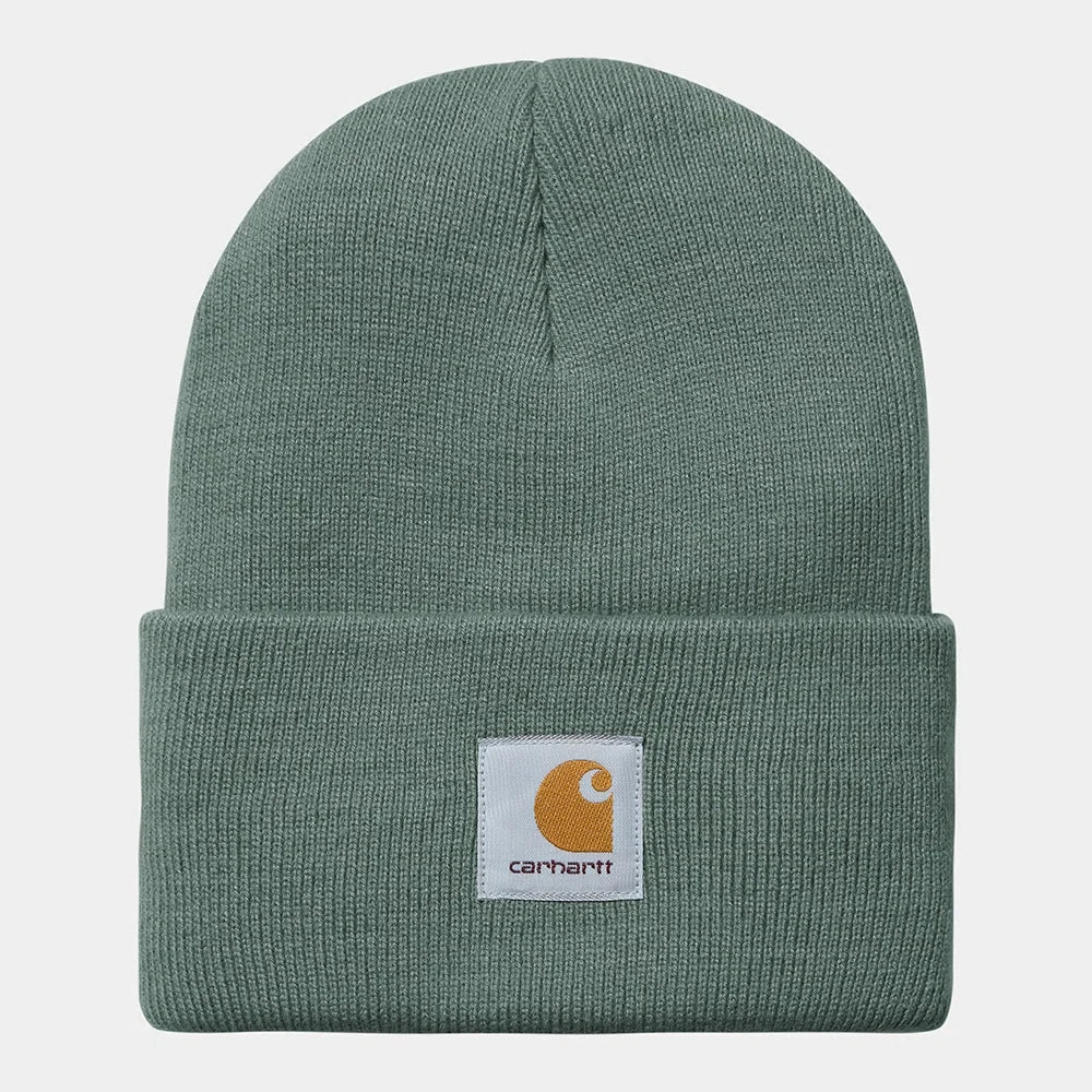 "Carhartt WIP Acrylic Watch Hat. Grüne, gerippte Strickmütze aus wärmendem Acryl, mit umgeschlagenem Saum und einem gewebten Carhartt WIP Logo bei Stickabush Berlin."