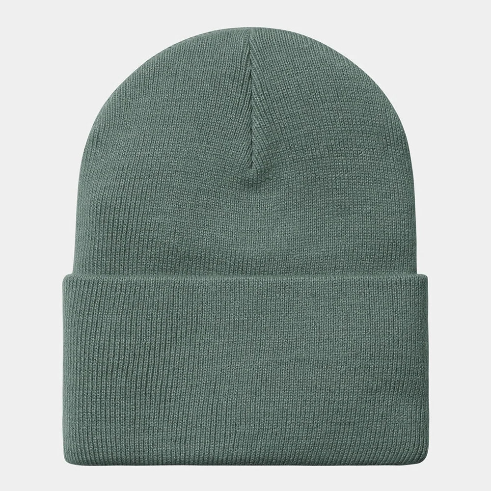 Carhartt WIP Acrylic Watch Hat. Grüne, gerippte Strickmütze aus wärmendem Acryl, mit umgeschlagenem Saum und einem gewebten Carhartt WIP Logo.