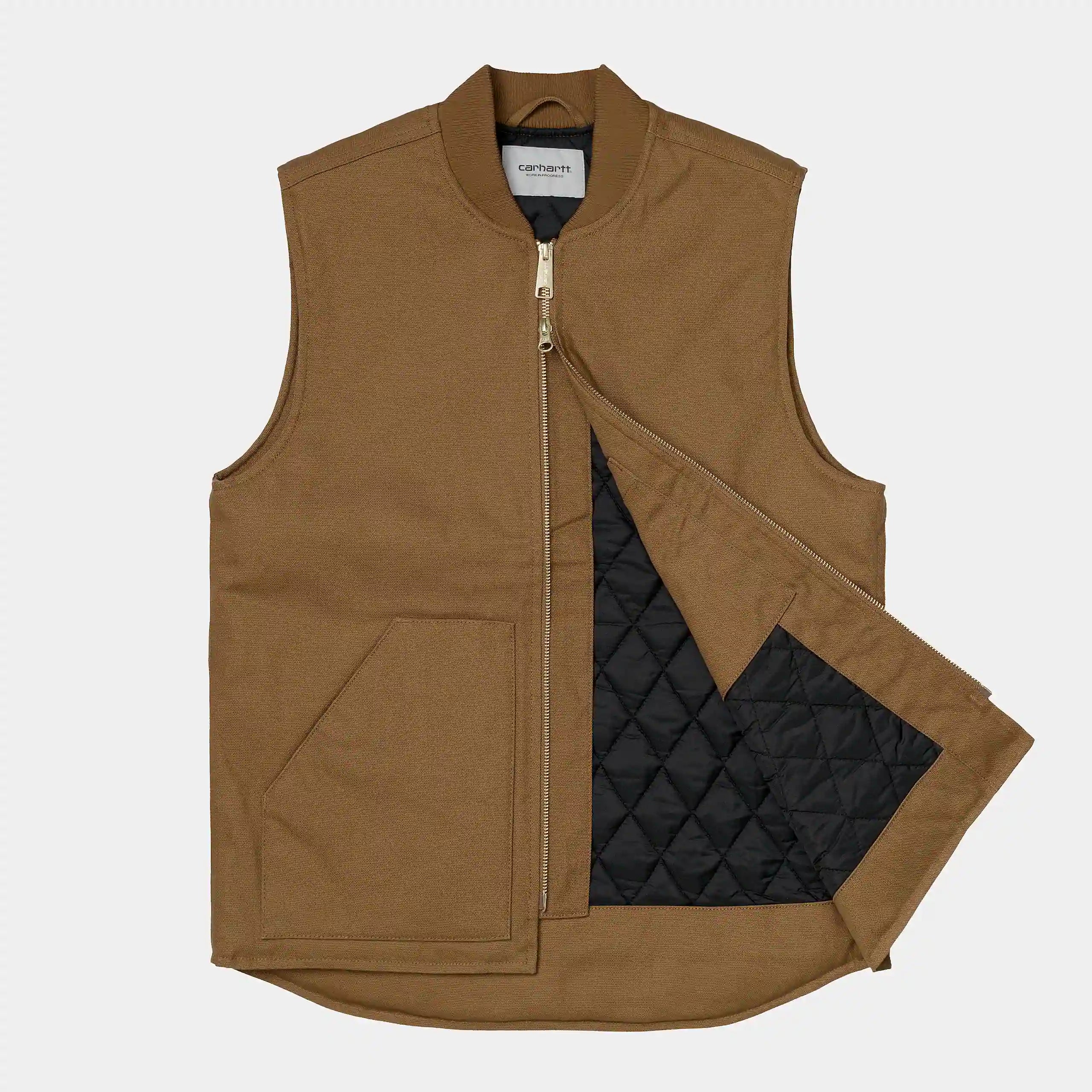 "Braune Carhartt WIP Weste aus Canvas mit V-Ausschnitt, Reißverschluss und Logo-Patch auf der Brust."