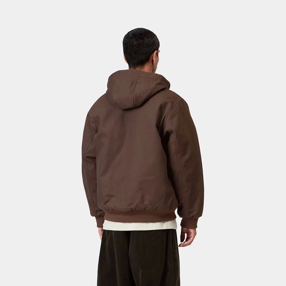 Carhartt WIP Active Jacket Winter in Tobacco – Rueckansicht am Model der braunen Canvas-Winterjacke mit Kapuze und wärmendem Thinsulate-Futter.